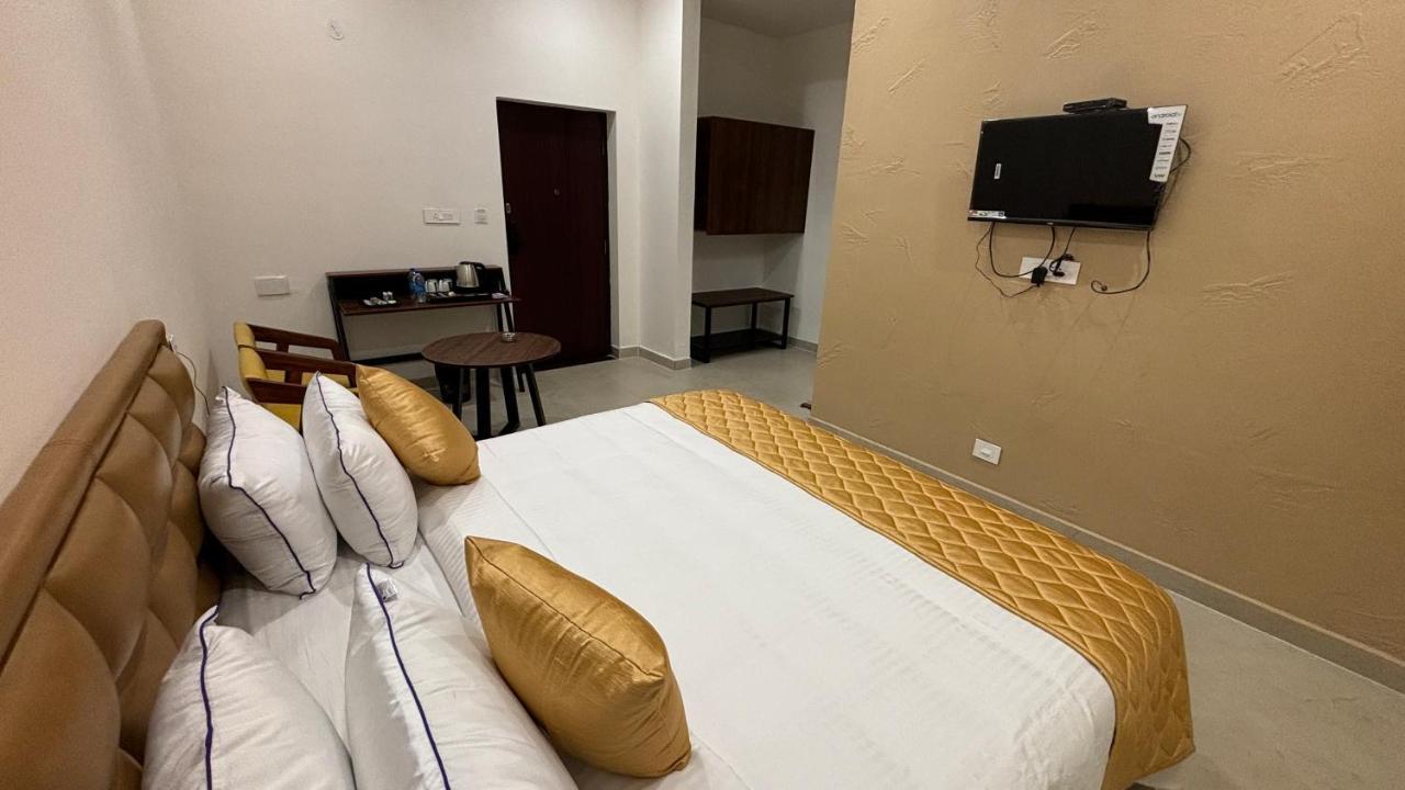The Riviera Hotel Theni Kültér fotó