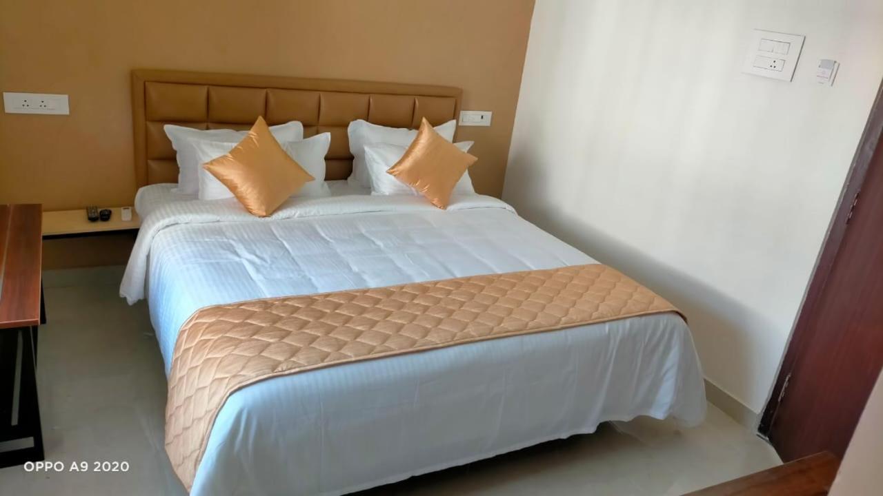 The Riviera Hotel Theni Kültér fotó